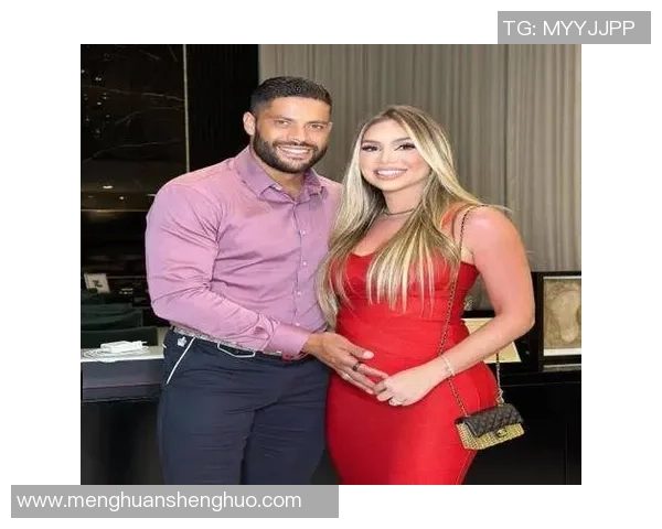 足球明星女友怀孕照曝光引热议网友纷纷送祝福与祝贺